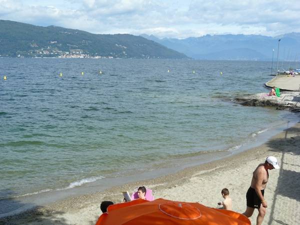 Relax in spiaggia in riva al lago (inserita in galleria)