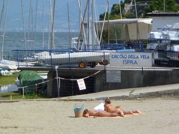 Relax in spiaggia in riva al lago (inserita in galleria)