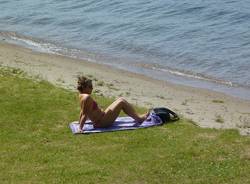 Relax in spiaggia in riva al lago (inserita in galleria)