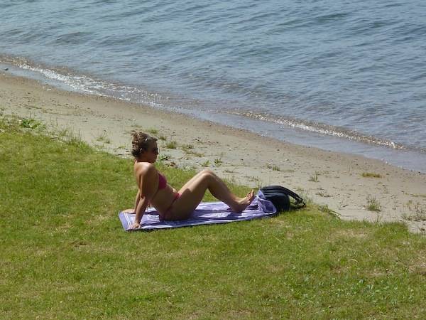Relax in spiaggia in riva al lago (inserita in galleria)