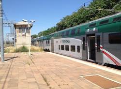 Si butta sotto il treno in stazione a Busto (inserita in galleria)