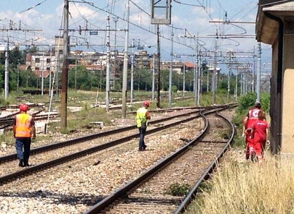 Si butta sotto il treno in stazione a Busto (inserita in galleria)