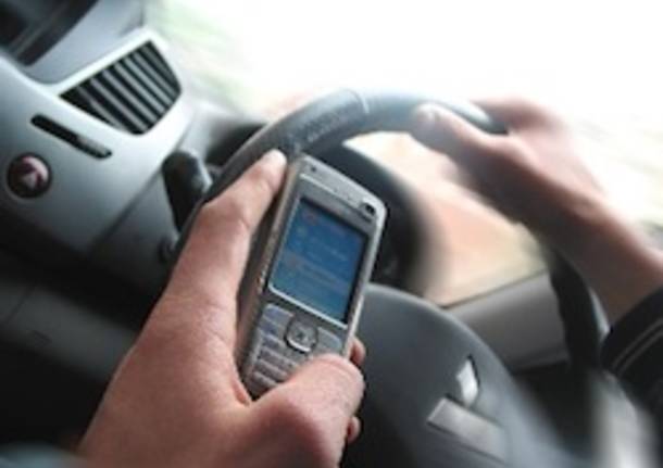 telefono al volante auto cellulare