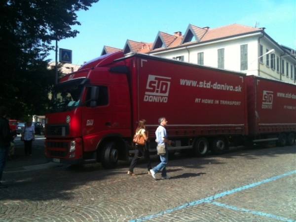 Tir bloccato in via Dandolo (inserita in galleria)