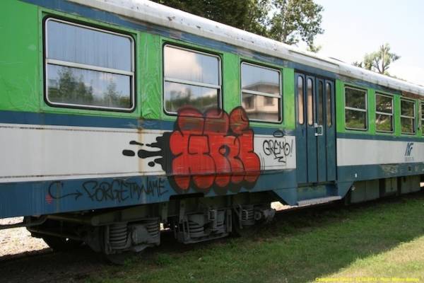 Vandali ai treni storici di Castiglione (inserita in galleria)