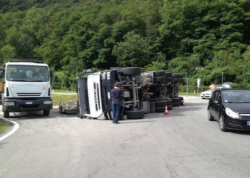 Camion di sabbia si ribalta (inserita in galleria)