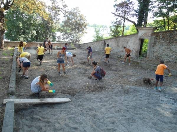 I volontari di Castiglione sistemano il parco (inserita in galleria)