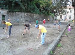 I volontari di Castiglione sistemano il parco (inserita in galleria)