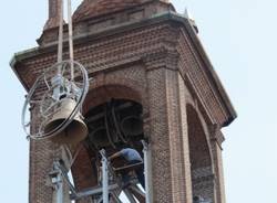 La campane "tornano" in cima al campanile (inserita in galleria)