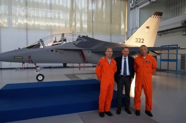 Aermacchi consegna il primo M-346 a Singapore (inserita in galleria)