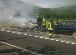 Auto in fiamme a Sesto Calende (inserita in galleria)