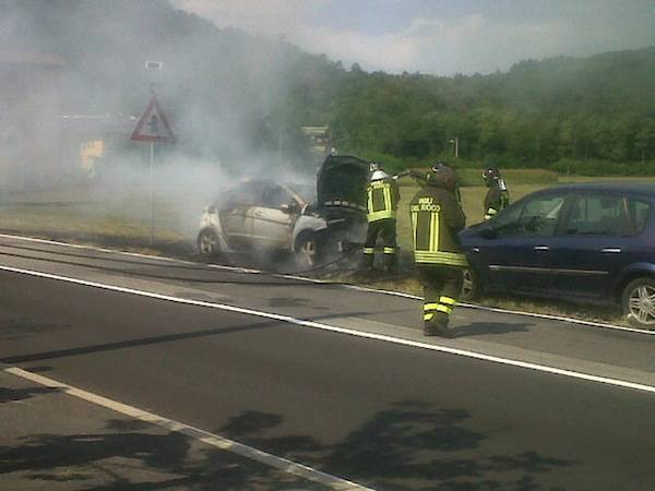 Auto in fiamme a Sesto Calende (inserita in galleria)