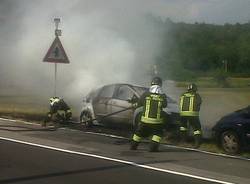 Auto in fiamme a Sesto Calende (inserita in galleria)
