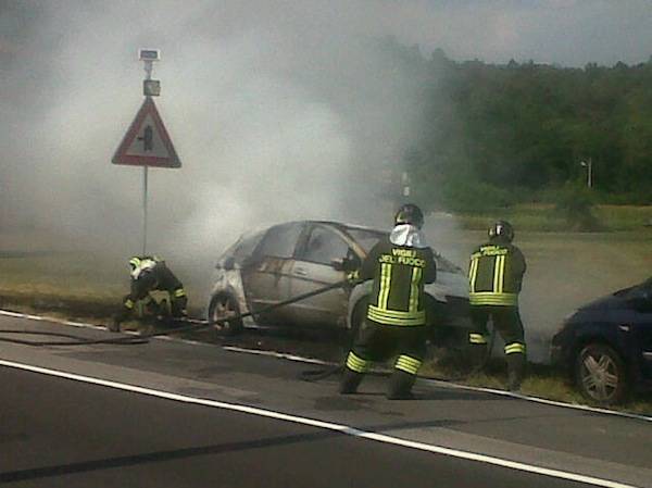 Auto in fiamme a Sesto Calende (inserita in galleria)
