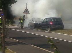 Auto in fiamme a Sesto Calende (inserita in galleria)