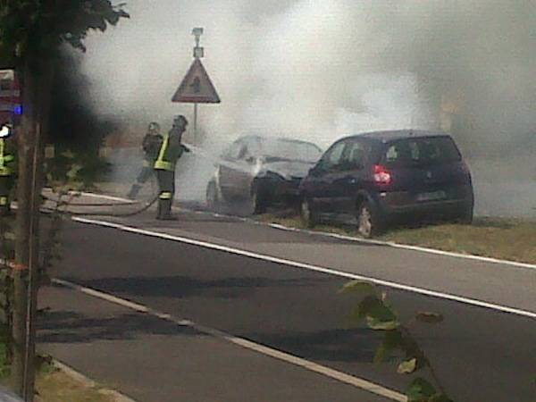 Auto in fiamme a Sesto Calende (inserita in galleria)
