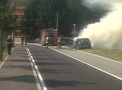 Auto in fiamme a Sesto Calende (inserita in galleria)