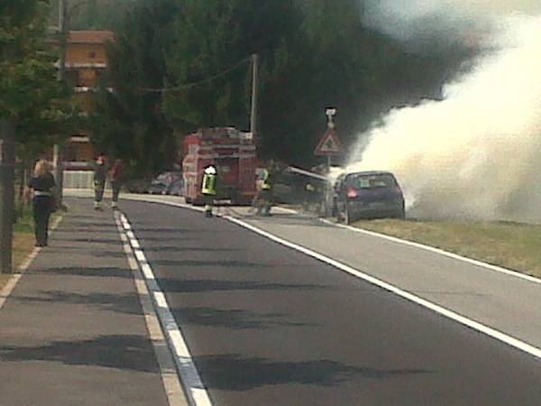 Auto in fiamme a Sesto Calende (inserita in galleria)