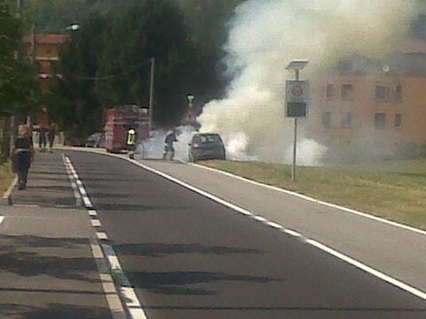 Auto in fiamme a Sesto Calende (inserita in galleria)