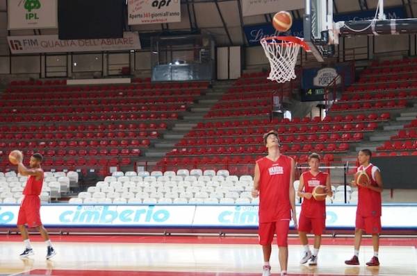 Cimberio in campo per l'allenamento (inserita in galleria)