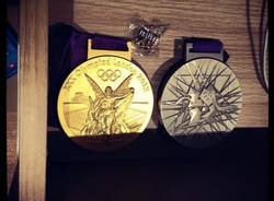 I campioni olimpici mostrano le loro medaglie su Twitter (inserita in galleria)