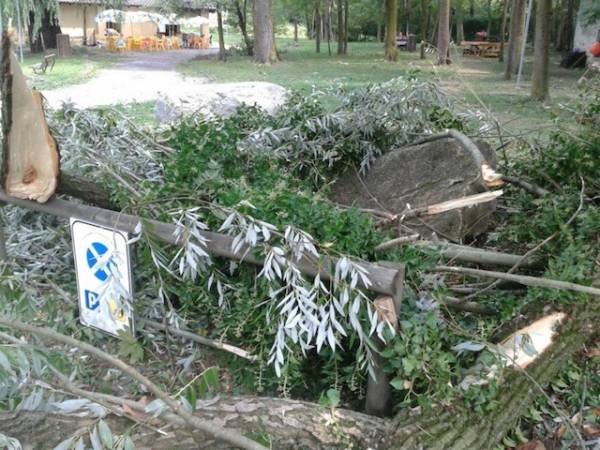 I danni del temporale a Cazzago Brabbia (inserita in galleria)