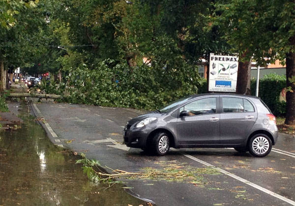 I danni della tromba d'aria a Busto e Castellanza (inserita in galleria)