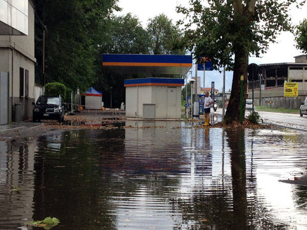 I danni della tromba d'aria a Busto e Castellanza (inserita in galleria)