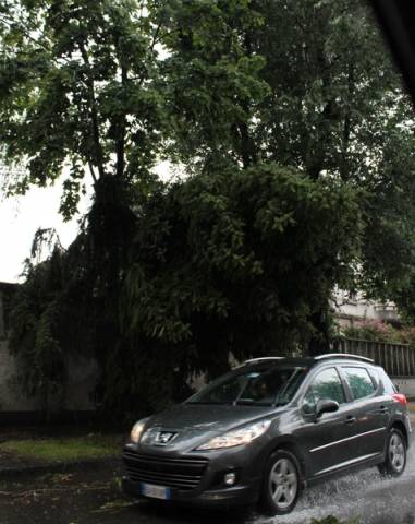 I danni della tromba d'aria a Busto e Castellanza (inserita in galleria)