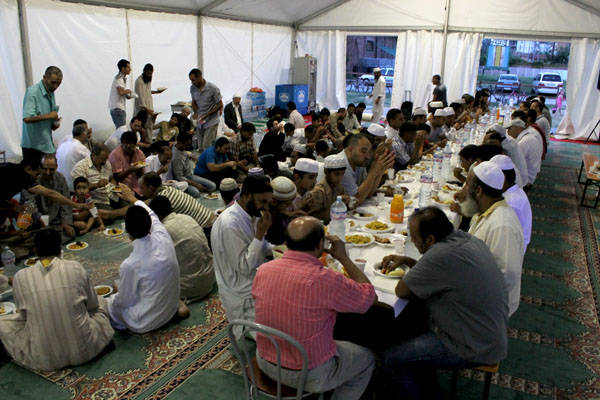 La rottura del digiuno del Ramadan (inserita in galleria)