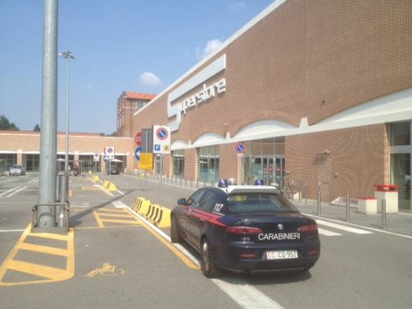 Allarme bomba supermercato Gallarate esselunga settembre 2012 (inserita in galleria)