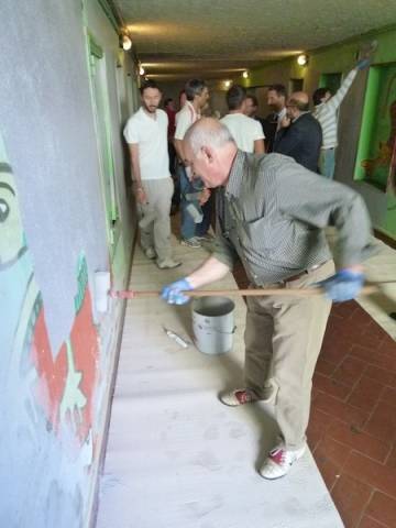 Assessori e consiglieri imbiancano il sottopassaggio (inserita in galleria)