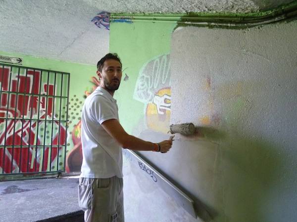 Assessori e consiglieri imbiancano il sottopassaggio (inserita in galleria)