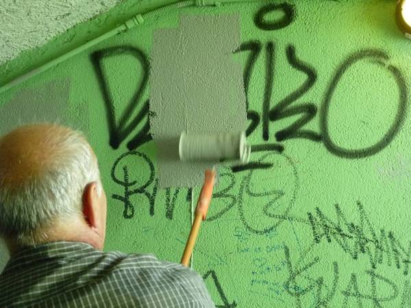 Assessori e consiglieri imbiancano il sottopassaggio (inserita in galleria)
