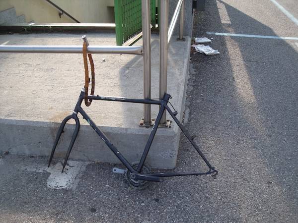 Biciclette distrutte alla Stazione Nord (inserita in galleria)