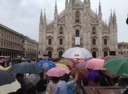 Centinaia di fedeli in coda fuori dal Duomo (inserita in galleria)