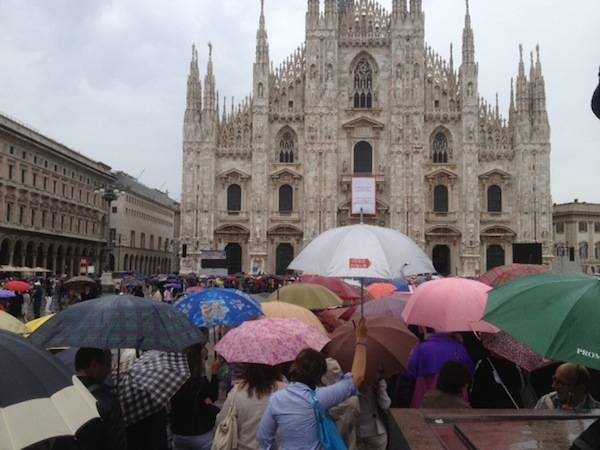 Centinaia di fedeli in coda fuori dal Duomo (inserita in galleria)