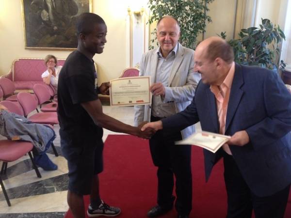 Consegna degli attestati ai profughi varesini (inserita in galleria)