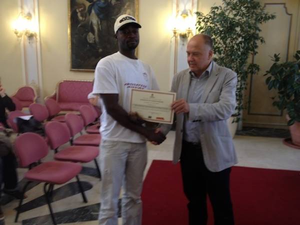 Consegna degli attestati ai profughi varesini (inserita in galleria)