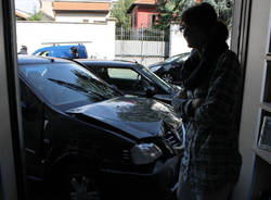 Entra con l'auto dal tabaccaio (inserita in galleria)