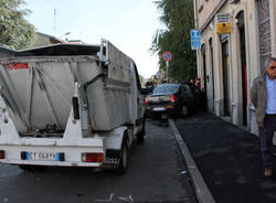 Entra con l'auto dal tabaccaio (inserita in galleria)