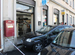 Entra con l'auto dal tabaccaio (inserita in galleria)