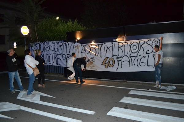 I lavoratori del Mia Beach in protesta (inserita in galleria)