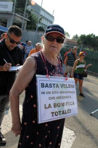 In oltre 200 al corteo "No Elcon" (inserita in galleria)