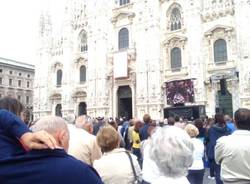 La folla all'esterno del Duomo (inserita in galleria)