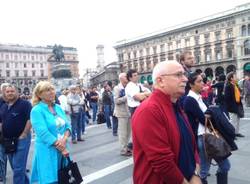 La folla all'esterno del Duomo (inserita in galleria)