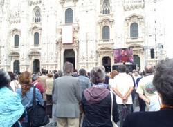 La folla all'esterno del Duomo (inserita in galleria)