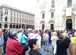 La folla all'esterno del Duomo (inserita in galleria)