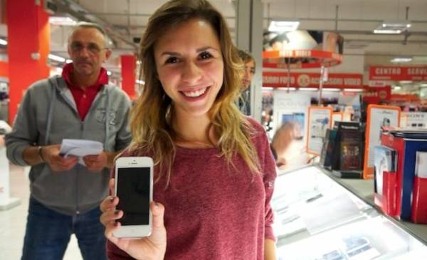 Martina e il suo Iphone5  (inserita in galleria)
