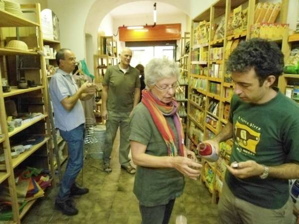 Nuova vita per la bottega equa e solidale (inserita in galleria)